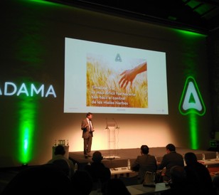 Manuel Gordillo, Portfolio Manager del departamento de Marketing de Adama, presentando Timeline Trio.