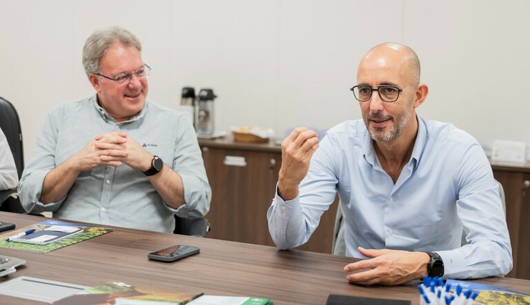 Romeu Stanguerlin, CEO ADAMA Brasil e vice-presidente sênior América Latina, à esquerda, e Gaël Hili, CEO global da ADAMA