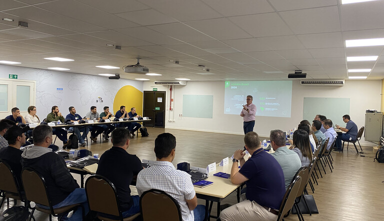 Romeu Stanguerlin, CEO da ADAMA Brasil, durante apresentação sobre a companhia para o novo time.