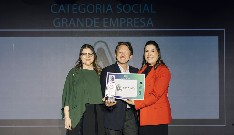 Roberson Marczak, da ADAMA, recebe o prêmio das juradas Liane Lima (à esquerda) e Nábila Silva (à direita).