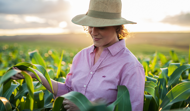 Agricultora em uma plantação de milho