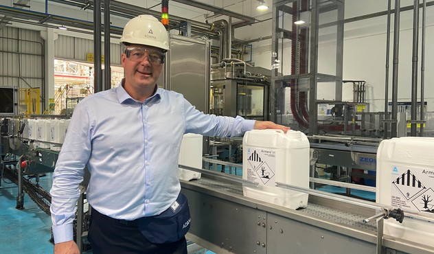 Romeu Stanguerlin, CEO da ADAMA, na linha de produção de Armero