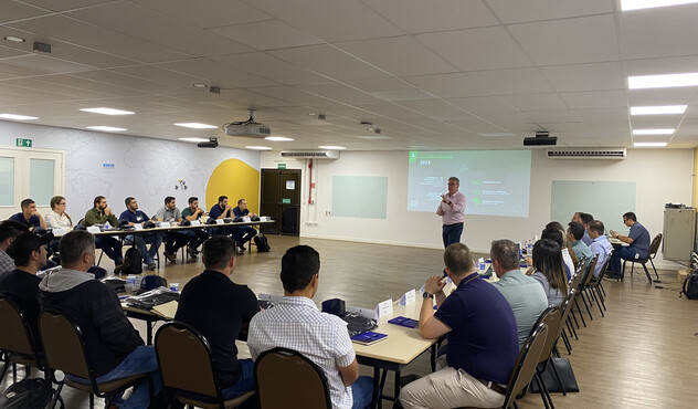 Romeu Stanguerlin, CEO da ADAMA Brasil, durante apresentação sobre a companhia para o novo time.
