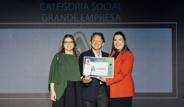 Roberson Marczak, da ADAMA, recebe o prêmio das juradas Liane Lima (à esquerda) e Nábila Silva (à direita).