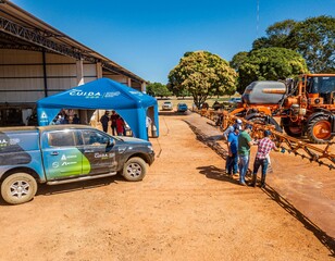 agricultores ajustando maquina no campo