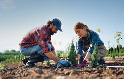 foto de dois agricultores trabalhando na terra.