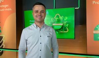 Vinícius Boleta, gerente de Produto da ADAMA, sorrindo em frente a uma tela com a imagem da plataforma de biossoluções da empresa.