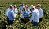 Steve Hawkins em destaque, ao centro, acompanhado da liderança da ADAMA no Brasil se reúne com produtores no MT