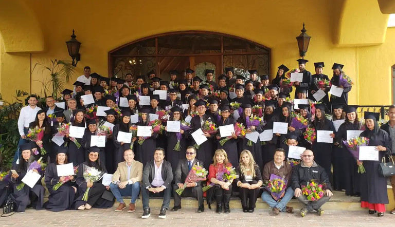 Adama-y-graduados-foto-completa.jpg.jpg