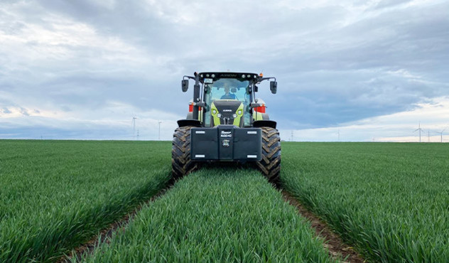 Kultur - Getreide - Tracktor auf dem Feld