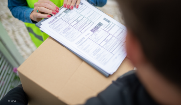 Paketdienst holt Paket ab