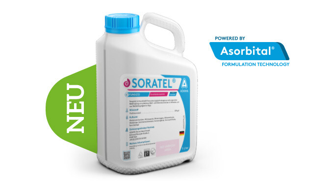 Das Bild zeigt eine weiße Plastikflasche mit einem blauen Deckel und dem Logo "SORATEL", die vor einem weißen Hintergrund steht. Im Vordergrund sieht man eine weiße Flasche aus Plastik mit einem blauen Deckel und einem blauen Griff. Auf der Flasche prangt der Name "SORATEL" in großen, schwarzen Buchstaben. Auf der Vorderseite der Flasche sind weitere Informationen und Anweisungen in deutscher Sprache in schwarzen Schriftzügen aufgedruckt. Die Flasche steht auf einer weißen Oberfläche, die mit einem leichten