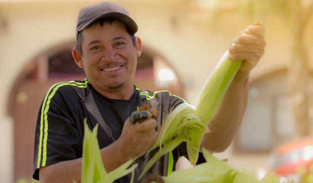 agricultor con cosecha de maiz