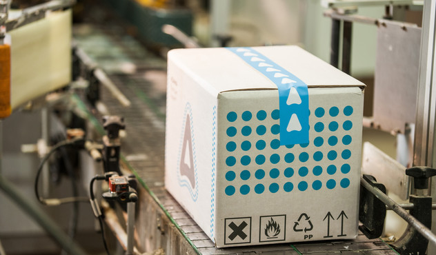 Carton de produits sur la chaine de production Carton de produits sur la chaine de production
