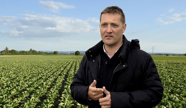 Christophe Biney dans les betteraves