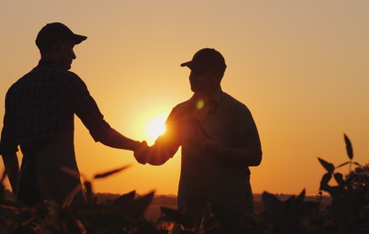 Rencontre agriculteurs dans un champ