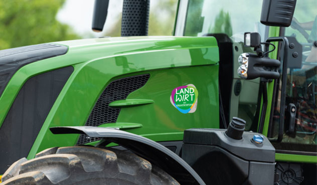 Traktor mit Logo