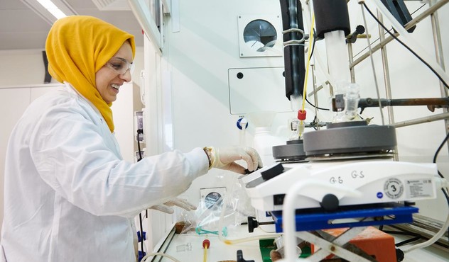 Female R&D worker in lab