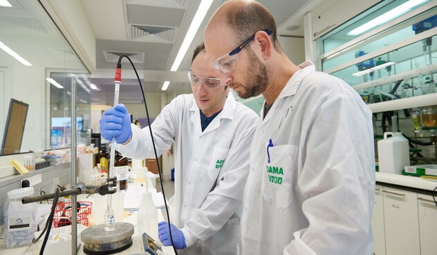 R&D Lab Workers
