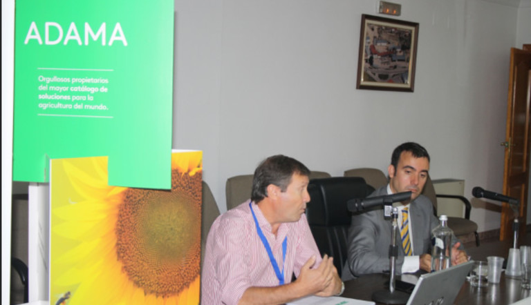 Momento de la presentación de D. Manuel Gordillo (izquierda). A su derecha, D. Jon Zubía, director de Eumedia