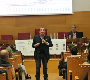 Visitantes de las jornadas de GENVCE a la carpa de Adama.