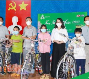 Đại diện ADAMA trao tặng xe đạp cho trẻ em nghèo